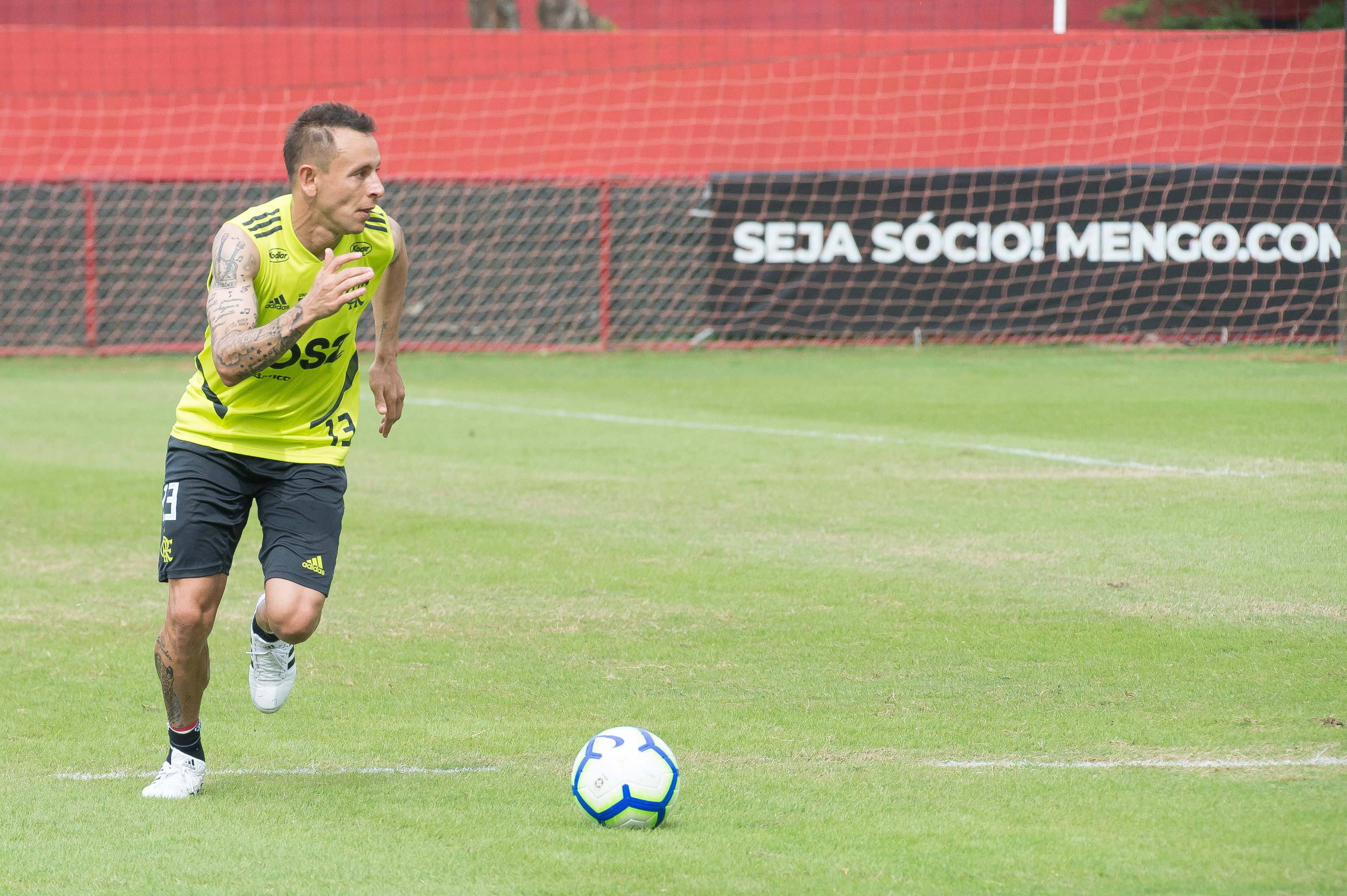 Rafinha treina e pode estreiar