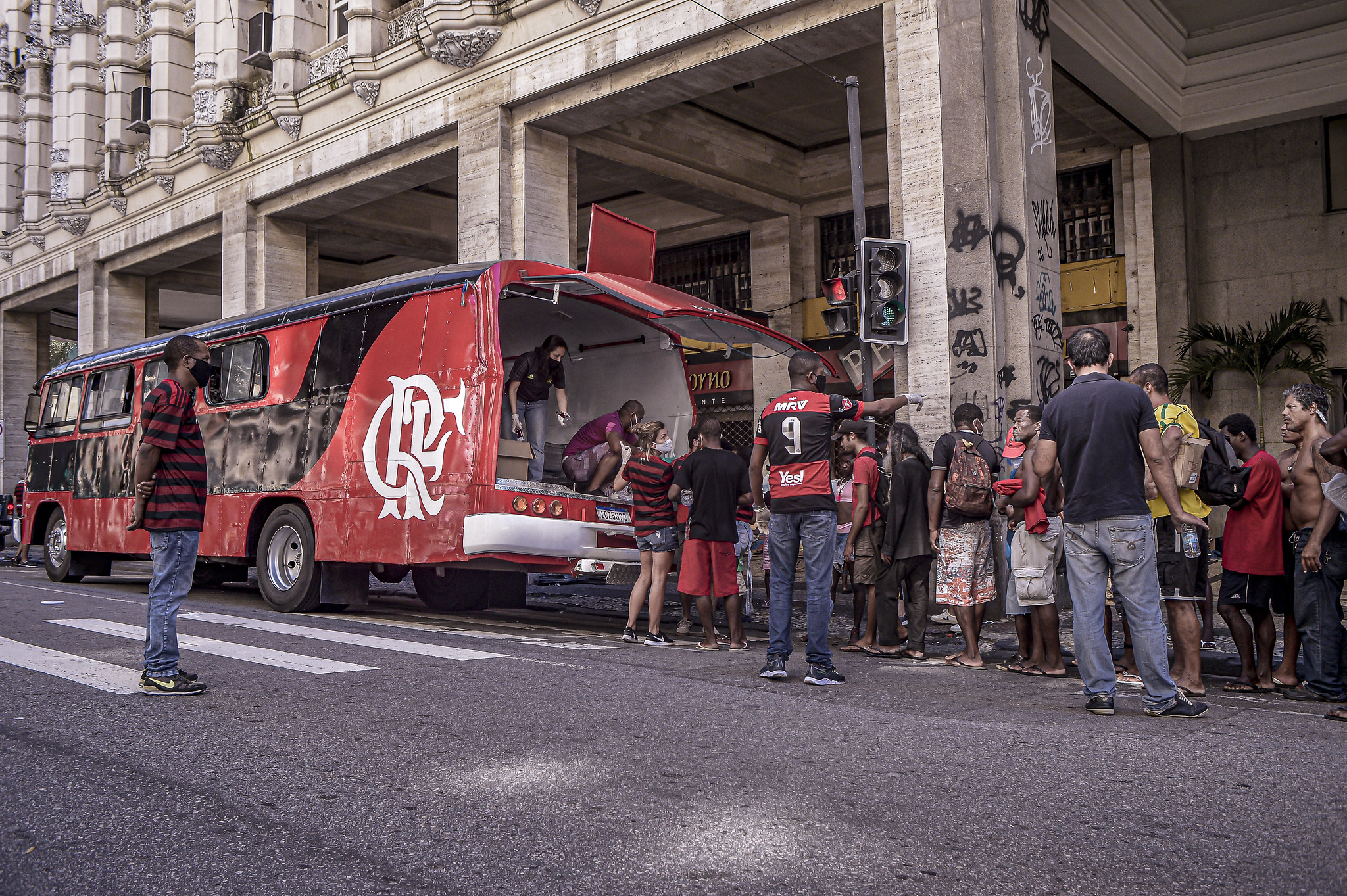 Flamengo distribui quentinhas e álcool em gel para moradores de rua do